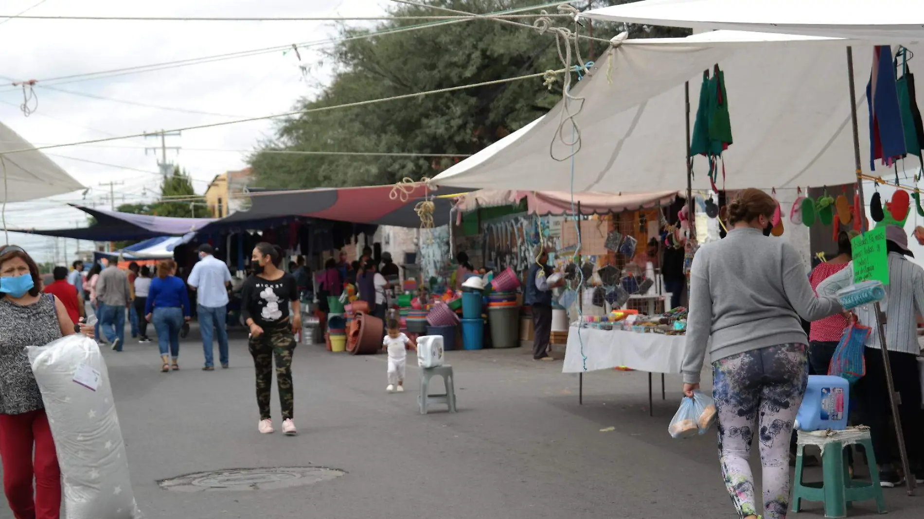 No fue mucha la afluencia de gente a este tianguis sanjuanense. Dolores Mart_nez. El Sol de San Juan del R_o.